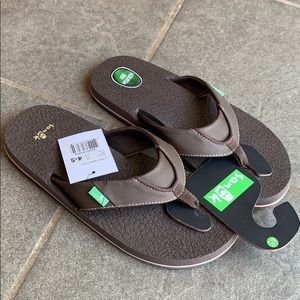 Sanuk kid’s flip flops